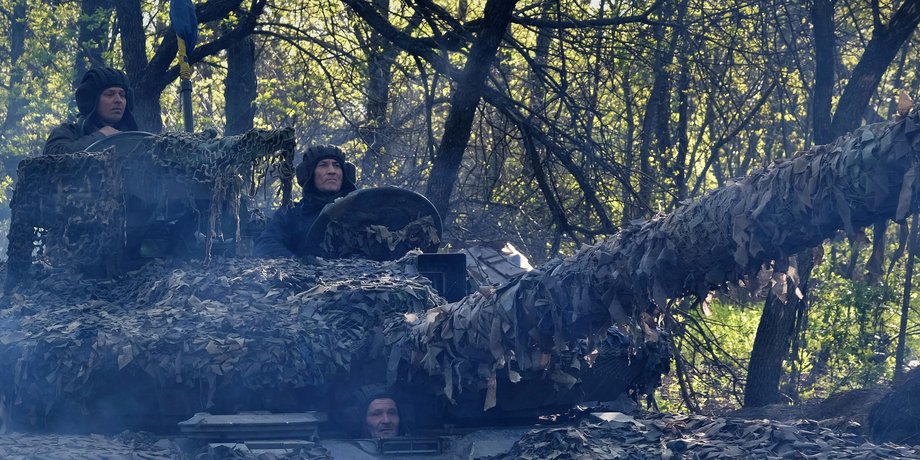 украинские военные на танке, украинские военные, танк