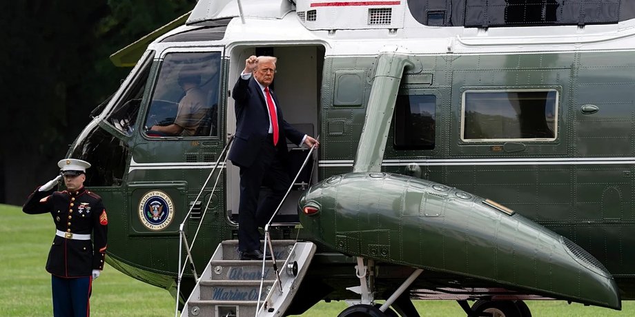 Дональд Трамп рядом с вертолетом
