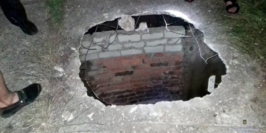 Коллектор, в котором нашли тело. Фото: Национальная полиция Украины