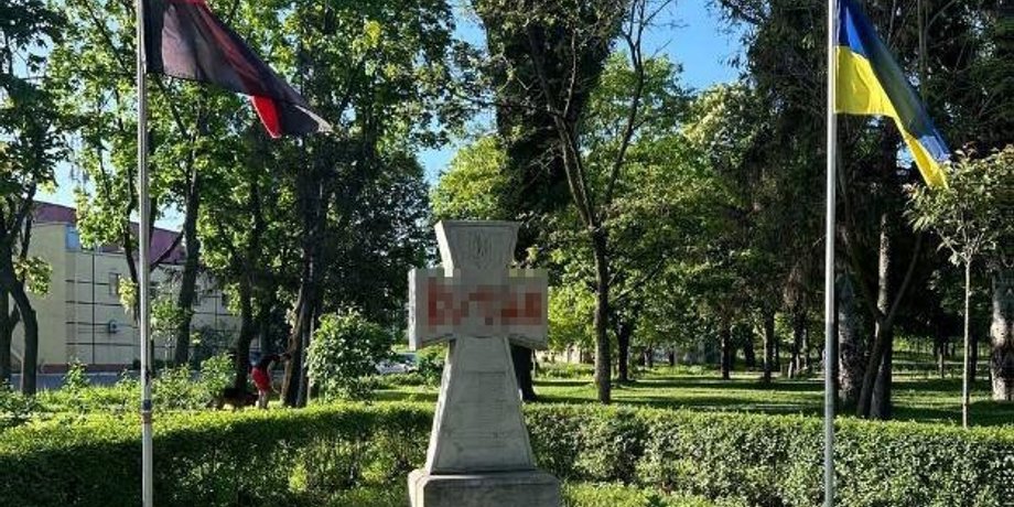 степан бандера, киев, памятник, крест, вандалы
