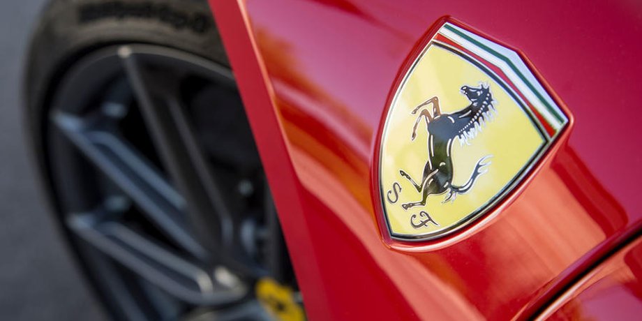 емблема Ferrari