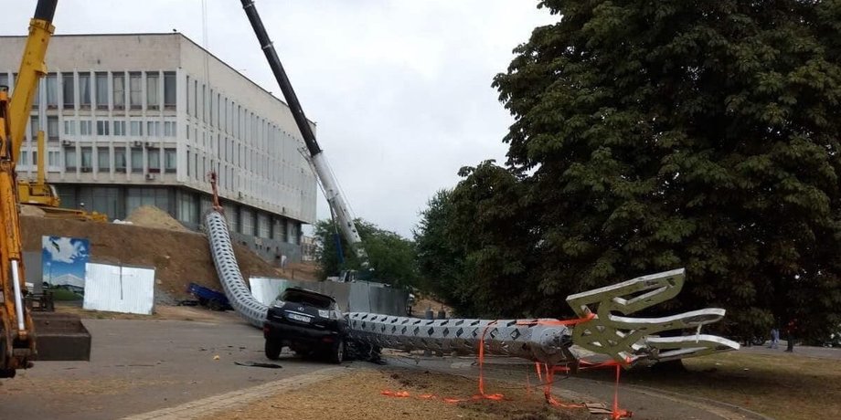 В Херсоне упал флагшток, в Херсоне упал флагшток, флагштоки в Украине,  День флага
