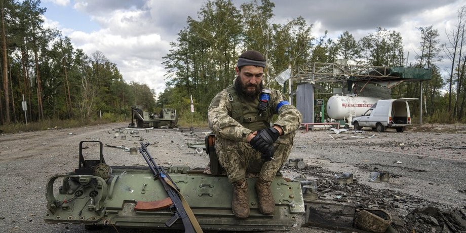 Боец ВСУ сидит и курит, солдаты ищут погибших, лиман , освобождение