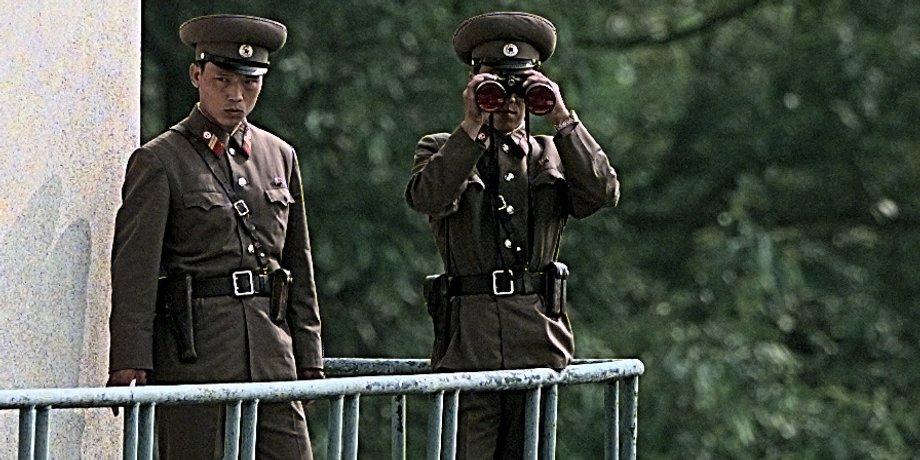 28 марта Ким Чен Ын приказал увеличить ядерный арсенал КНДР "в геометрической прогрессии". По данным северокорейских государственных СМИ, лидер страны призвал своих военных быть готовыми к применению ядерного оружия в любое время.