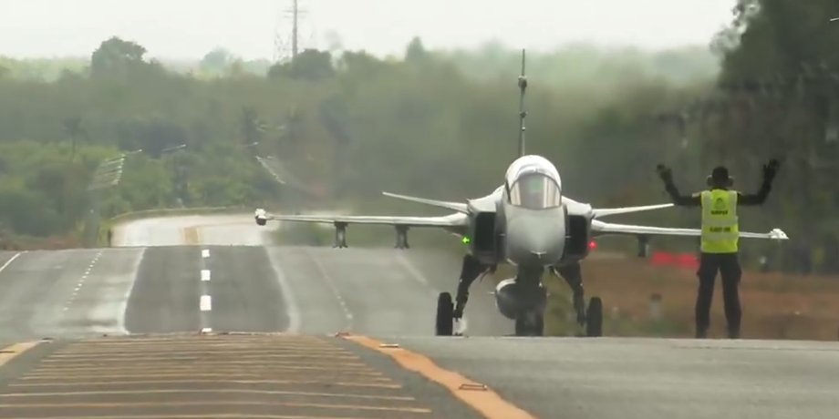 JAS 39 Gripen самолет