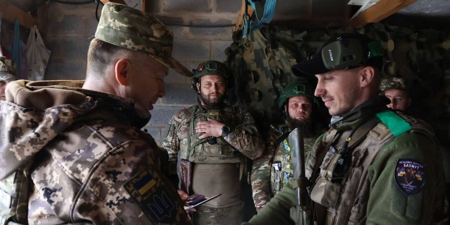 александр сырский, бахмут, награды, война в украине, фронт, всу, чвк вагнер, дорога жизни, награждение бойцов, сырский наградил защитников бахмута