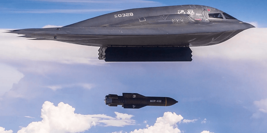 самолет B-2 сбрасывает бомбу GBU-57/B