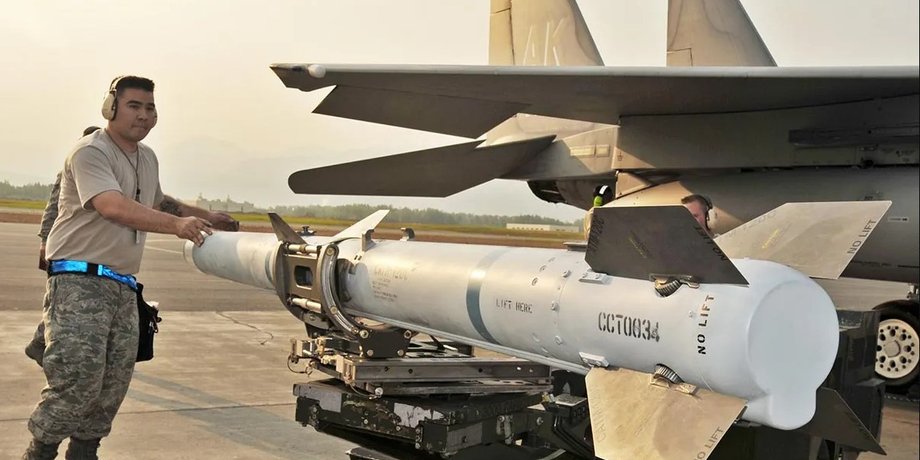 Американская компания изготовит ракеты для Украины AIM-120 AMRAAM, контракт заключен на шесть лет, а покупателей около десятка, говорится на сайте Пентагона