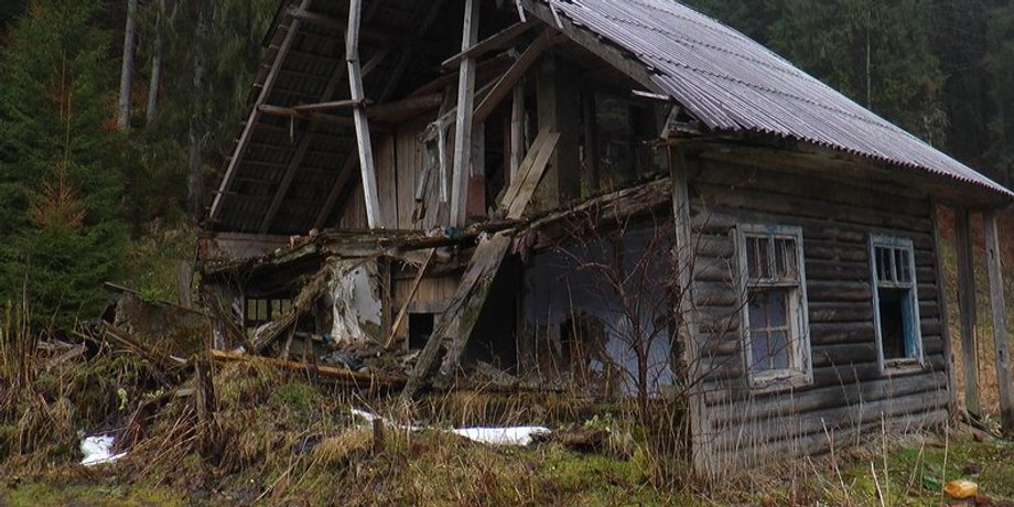 Зруйнована хата в селі Буркут