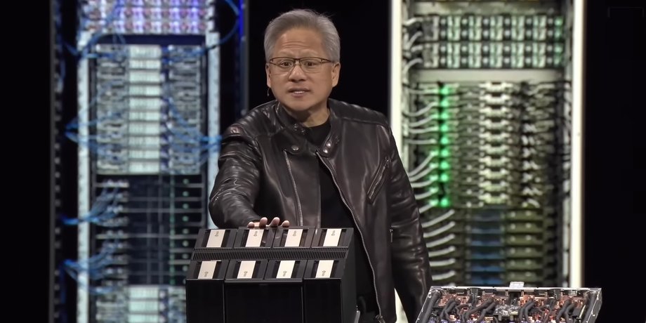Гендиректор Nvidia Дженсен Хуанг с процессорами на конференции GTC 2025