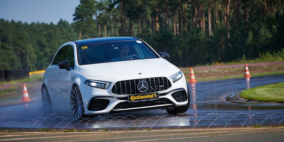 спортивный Mercedes-Benz AMG на треке, тест шин