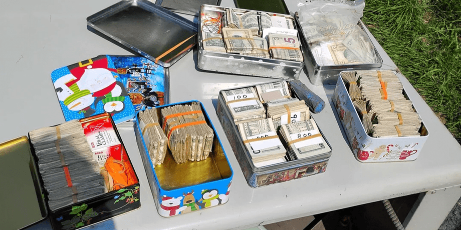 Чоловік натрапив на схованку з грошима в печі та повернув їх законному власнику