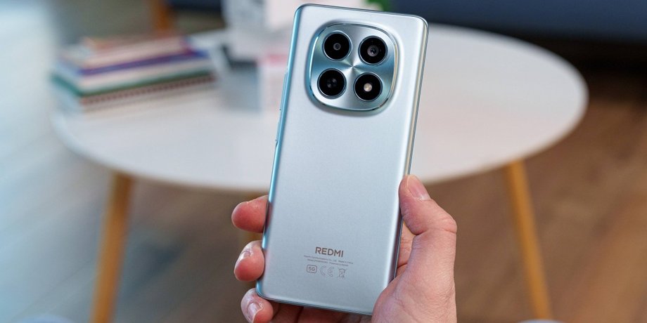 Смартфон Xiaomi Redmi Note 15 5G на базі Android у руці