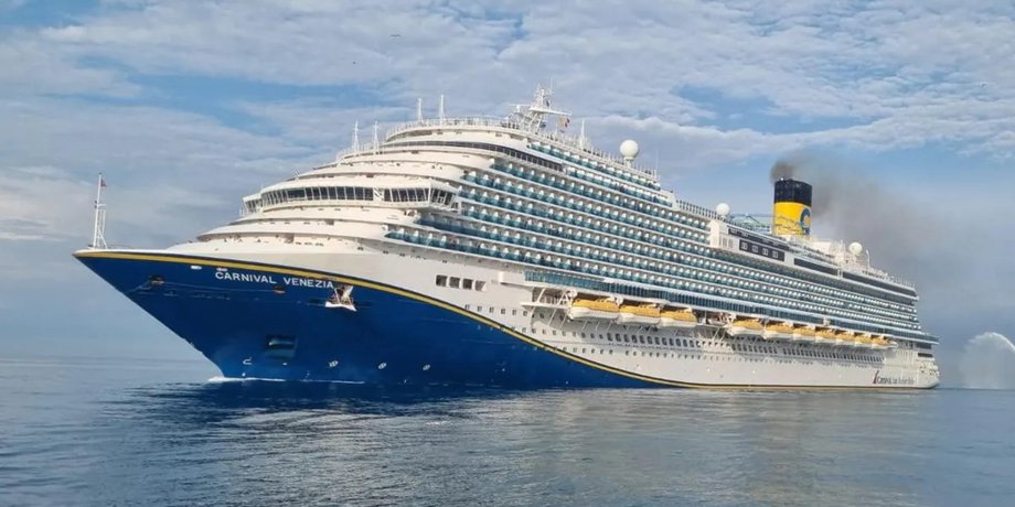 Круизный лайнер Carnival Venezia попал в ураган "Эрин" взволновав этим пассажиров