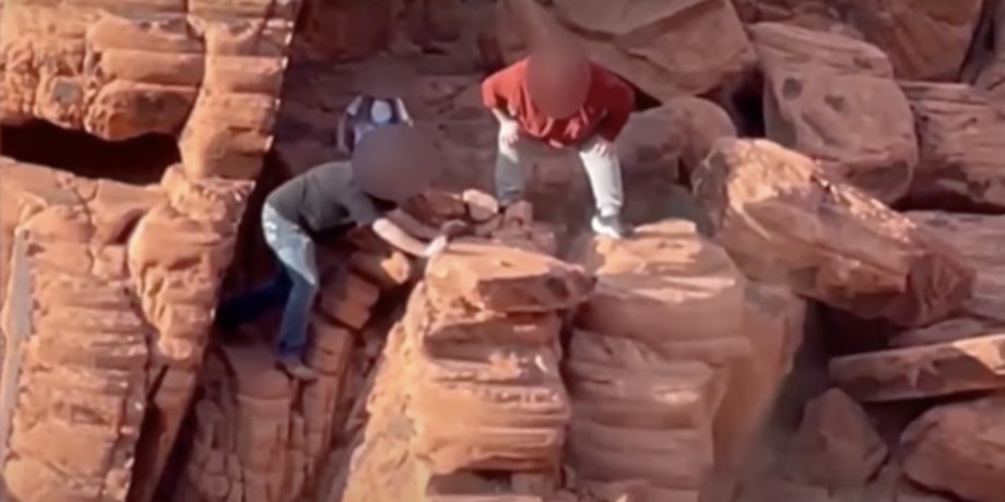 В США вандалы сбрасывают камни со скалы, вандалы, двое мужчин, разрушают скалы, сбрасывают камни, парк, расследование,