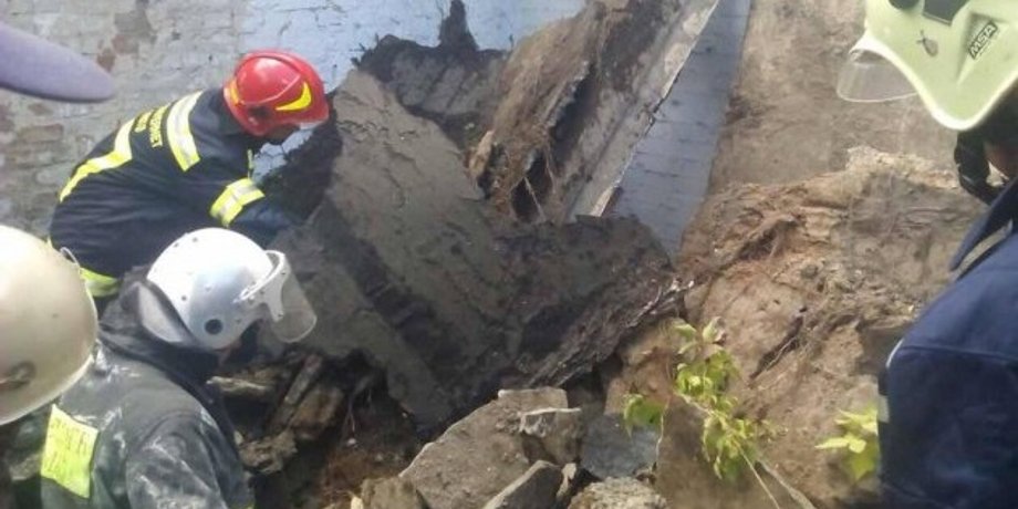 В Киеве обрушилось здание, под завалами оказался 16-летний парень / Фото: facebook.com/MykolaChechotkin