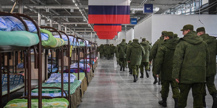 мобилизованные РФ "Обманом и ложью": Кремль массово оказывает давление на людей, чтобы не объявлять мобилизацию — The Guardian