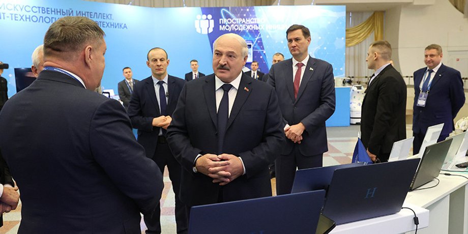 Олександр Лукашенко на виставці "Білорусь інтелектуальна"