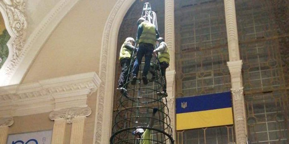 елка, киев, вокзал