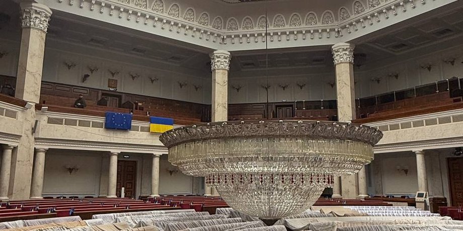 В парламенте чинят люстру