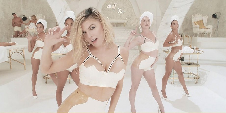 Кадр из клипа Fergie "M.I.L.F. $"