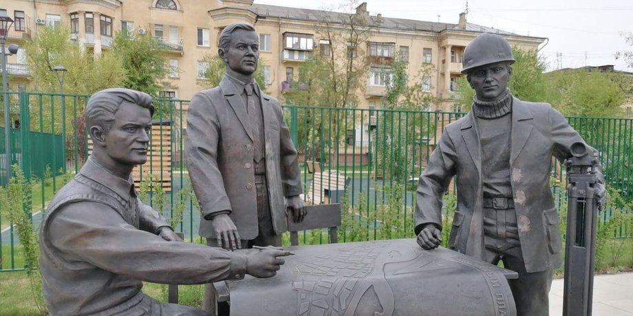 памятник строителям, пуговицы