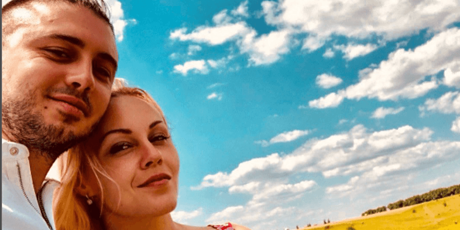 Поклонники заподозрили, что звездная пара на грани развода.
