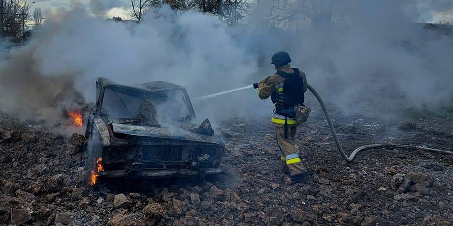 автомобіль, рятувальник, згорілий автомобіль