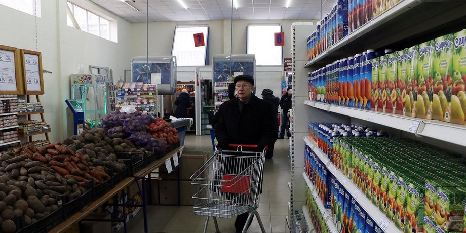 чоловік у супермаркеті