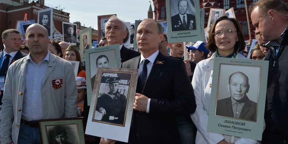 Владимир Путин (1952 г.р.) с портретом отца, якобы погибшего на войне. Москва, 9 мая 2015 г. / Фото: ТАСС