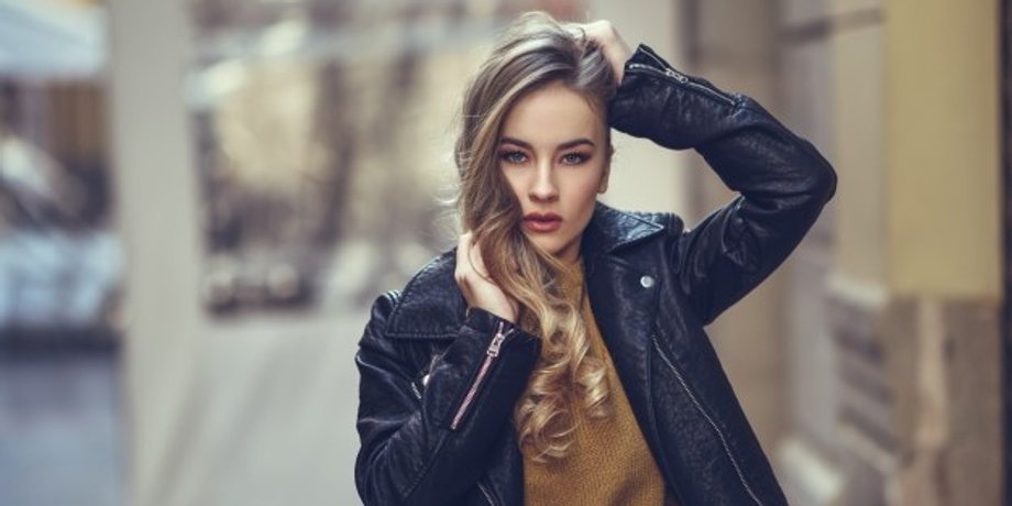 девушка в джинсовой куртке