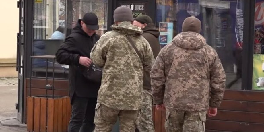 Под Полтавой группа мужчин атаковала военных ТЦК