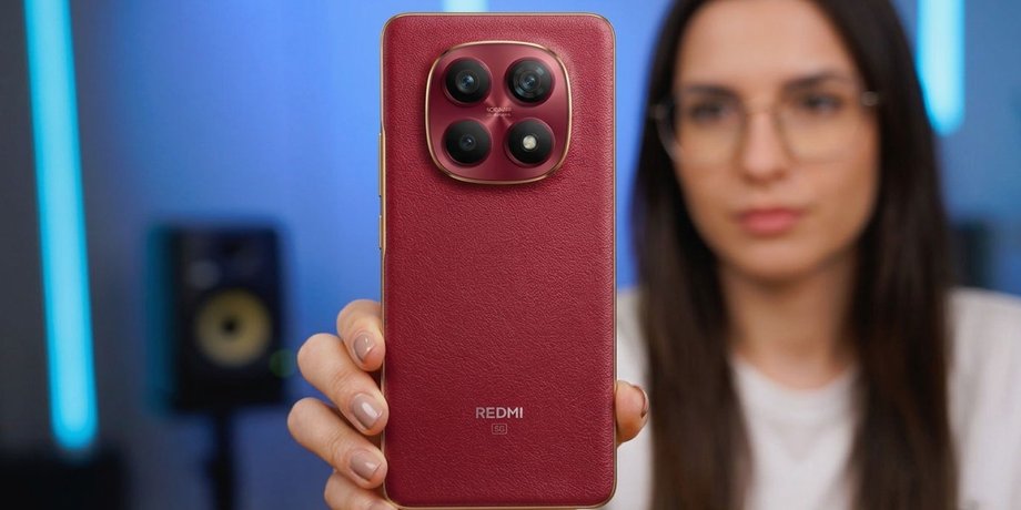 дівчина тримає смартфон Xiaomi Redmi Note 15 SE 5G