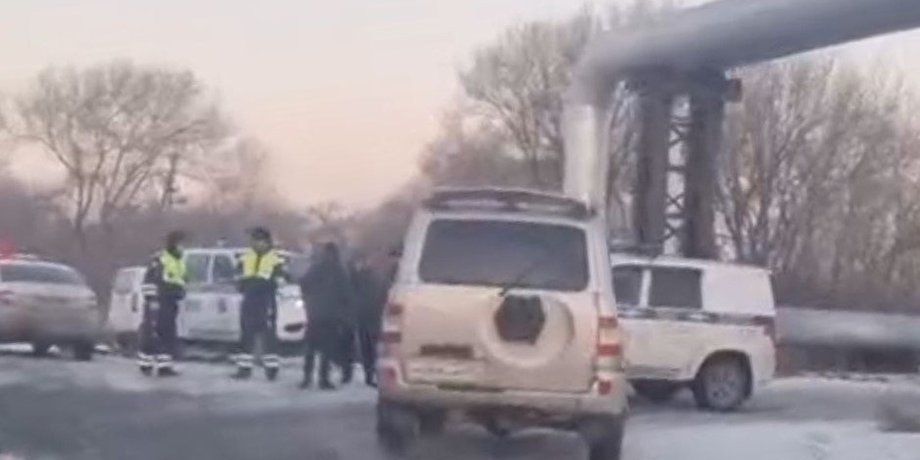 полійця та машини правоохоронців біля військової частини в Усурійську