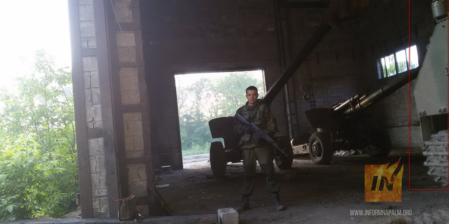 Боевик на фоне российской военной техники в Донбассе / Фото: informnapalm.org