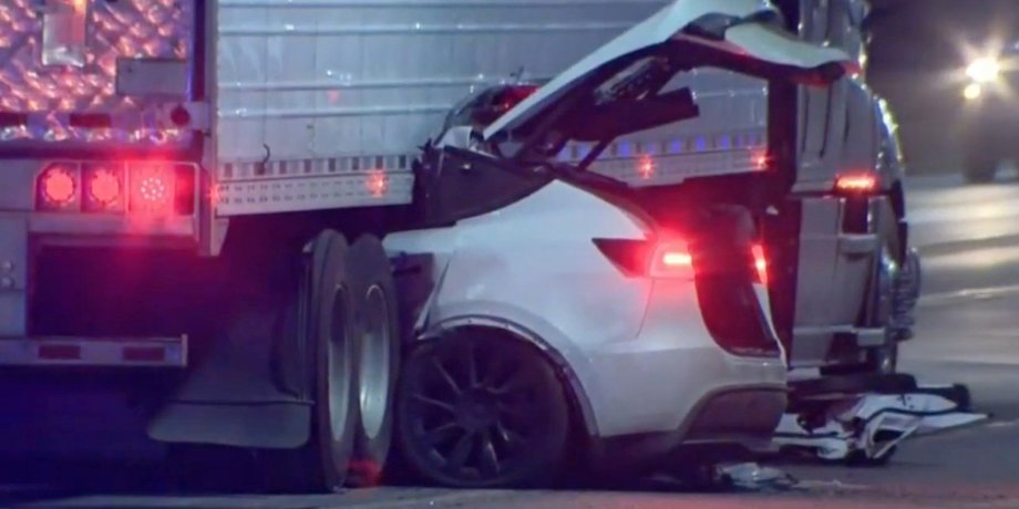 электрокар Tesla на автопилоте влетел под трейлер