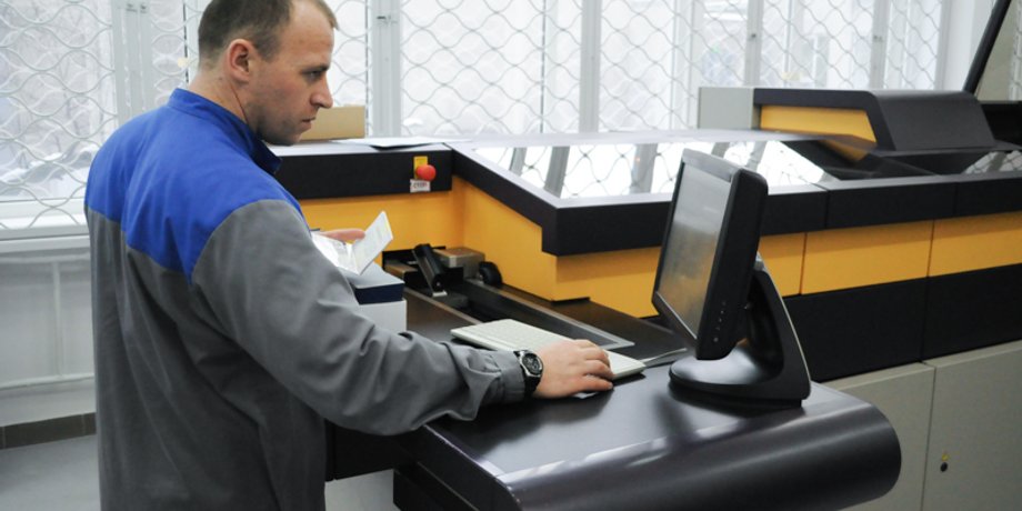 Демонстрация образца биометрического паспорта на полиграфкомбинате "Украина" / Фото: "Обозреватель"
