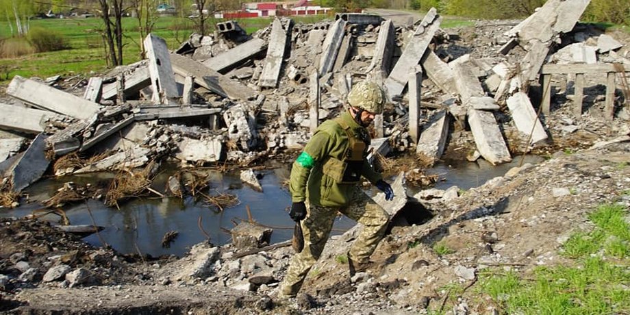 Военнослужащий ВСУ со снарядом. всу,