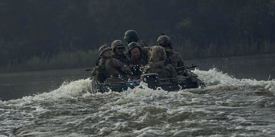Бійці ЗСУ на катері, ЗСУ плацдарм, ЗСУ лівобережжя Херсонщини, ЗСУ Кринки, ЗСУ бої на Дніпрі