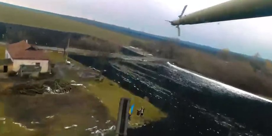 Пілота українського Мі-24 зустрічали з прапорами на Харківщині український Мі-24 у небі над Харківщиною