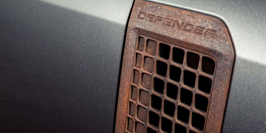 ржавый Land Rover Defender