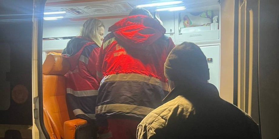 Медики везут в больницу ребенка, оставленного матерью в квартире