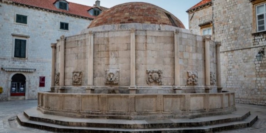 фонтан, Хорватия, Дубровник, источник воды, находка, археологи, ремонт, археология, цистерна, город, землетрясение, брусчатка, инфраструктура, Онофрио
