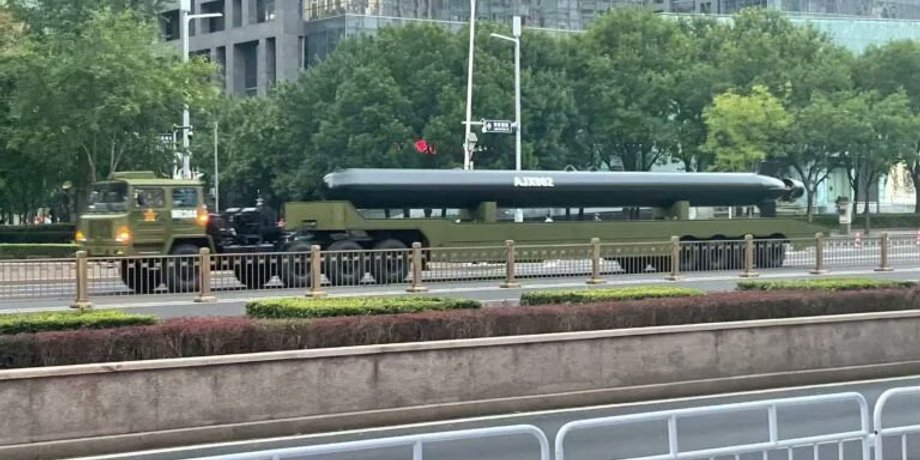 Китай показал морское оружие, похожее на ядерную торпеду "Посейдон" РФ, а также ракету, похожее на "Циркон"