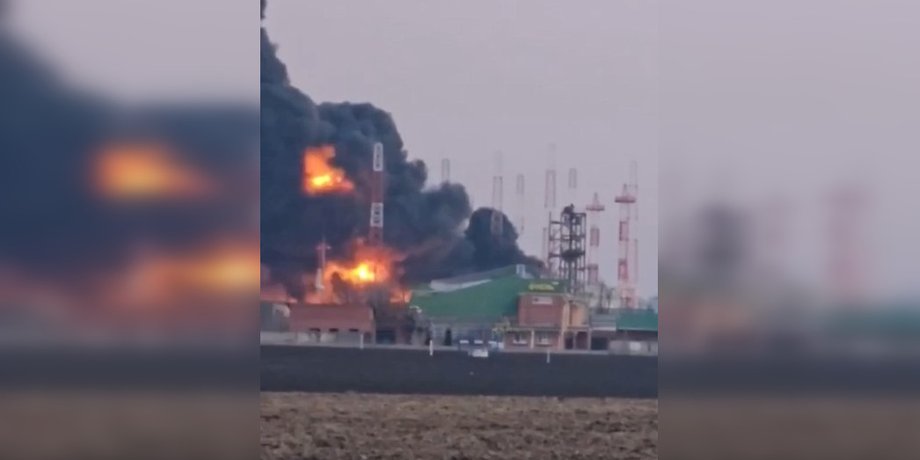 дым во время пожара на нефтеперекачивающей станции Тихорецк в РФ