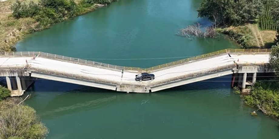 Мост Палеопиргос до сих пор используют водители Как выглядит мост Палеопиргос в Греции после стихийного бедствия