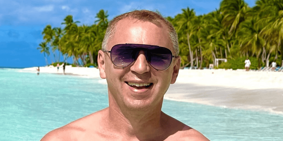 Александр Авраменко выехал за границу