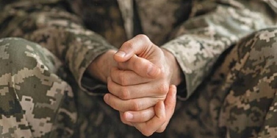 Военный ВСУ Военный ВСУ сидит со сложенными руками