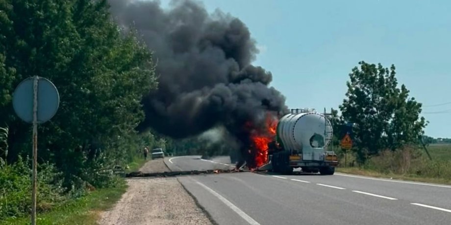 Російські війська завдали удару по Маяках Одеської області, поціливши безпосередньо у вантажівку з цистерною.