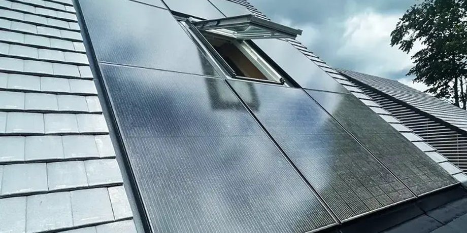Солнечные панели Viridian Solar на крыше с мансардным окном
